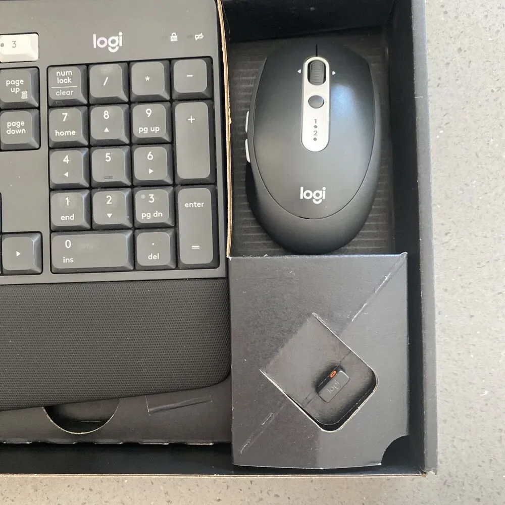 Logitech MK825 Performance Wireless Keyboard (K850) and Mouse (M585) Combo